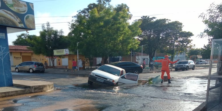 Cratera se abre no bairro São João e 'engole' veículo